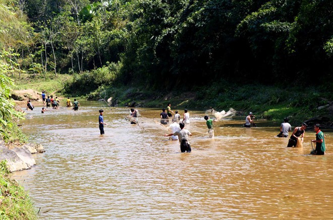Nghệ An: Hai học sinh lớp 1 đuối nước thương tâm ở khe suối gần nhà - Ảnh 1.