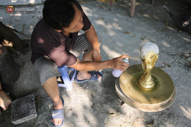Cặp vợ chồng ở làng gốm Bát Tràng dự tính thu về 240 triệu sau khi tung 3.000 chiếc Cúp vàng siêu rẻ ra thế giới trong mùa World Cup - Ảnh 5.