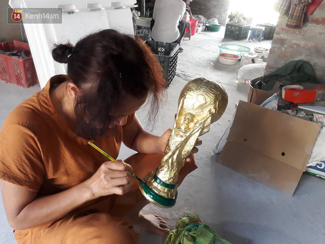 Cặp vợ chồng ở làng gốm Bát Tràng dự tính thu về 240 triệu sau khi tung 3.000 chiếc Cúp vàng siêu rẻ ra thế giới trong mùa World Cup - Ảnh 7.
