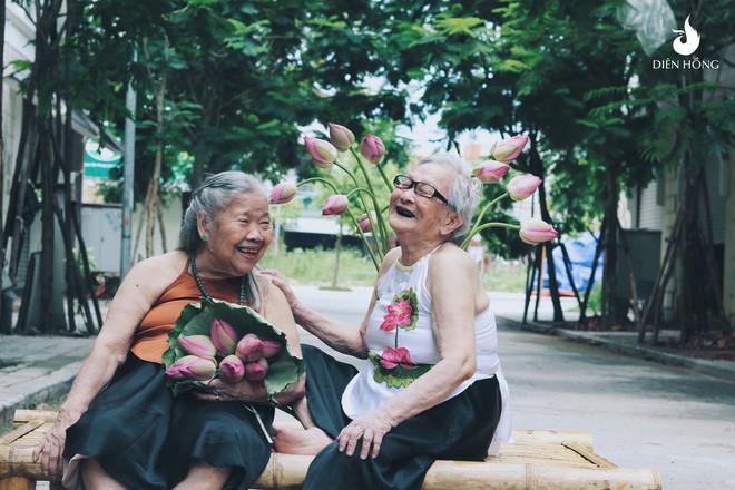 Cụ bà và hoa sen: Một bức tranh tuyệt đẹp về cuộc sống, nó thể hiện giao thoa giữa tuổi già và sự trẻ trung của loài hoa sen. Với sắc hồng đầy tươi vui, hoa sen là biểu tượng của tình yêu thương và sự sống động. Cụ bà trong bức tranh cũng thể hiện sự thanh thản, hài lòng và hạnh phúc trong cuộc sống.