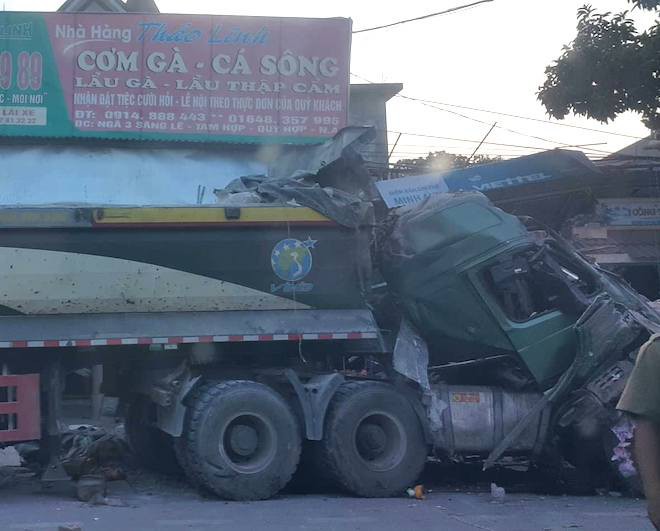 Xe đầu k&eacute;o chở đ&aacute; n&aacute;t b&eacute;t phần đầu sau khi đ&acirc;m thẳng v&agrave;o nh&agrave; d&acirc;n b&ecirc;n quốc lộ - Ảnh 3.