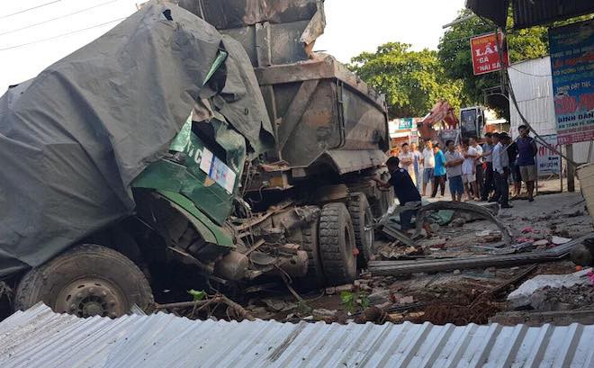 Xe đầu k&eacute;o chở đ&aacute; n&aacute;t b&eacute;t phần đầu sau khi đ&acirc;m thẳng v&agrave;o nh&agrave; d&acirc;n b&ecirc;n quốc lộ - Ảnh 1.