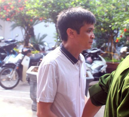 Thầy giáo dâm ô 7 nữ sinh tiểu học ở Hà Nội bị tuyên 6 năm tù giam - Ảnh 1.