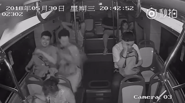 Trung Quốc: Sạc dự phòng cất trong ba lô bất ngờ phát nổ trên xe bus - Ảnh 2.