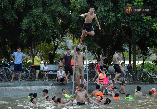 Người dân thôn Trầm ùn ùn rủ nhau ra hồ nước nhân tạo tắm mát giải nhiệt mùa hè - Ảnh 6.