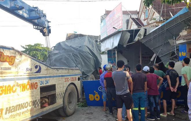 Xe đầu k&eacute;o chở đ&aacute; n&aacute;t b&eacute;t phần đầu sau khi đ&acirc;m thẳng v&agrave;o nh&agrave; d&acirc;n b&ecirc;n quốc lộ - Ảnh 4.