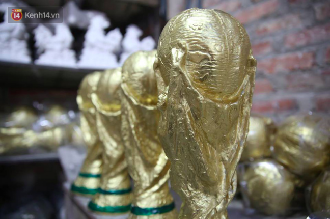 Cặp vợ chồng ở làng gốm Bát Tràng dự tính thu về 240 triệu sau khi tung 3.000 chiếc Cúp vàng siêu rẻ ra thế giới trong mùa World Cup - Ảnh 2.