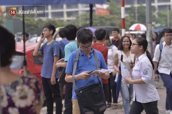 Đề khó, không làm được bài nhưng thí sinh vẫn cười tươi vì cuối cùng kỳ thi tuyển sinh vào lớp 10 đã kết thúc! - Ảnh 12.