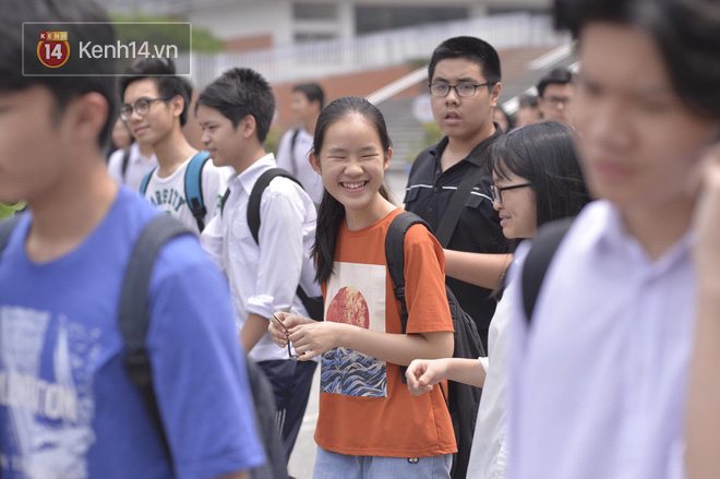 Đề khó, không làm được bài nhưng thí sinh vẫn cười tươi vì cuối cùng kỳ thi tuyển sinh vào lớp 10 đã kết thúc! - Ảnh 3.