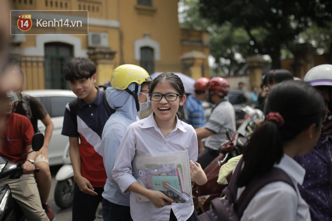 Đề khó, không làm được bài nhưng thí sinh vẫn cười tươi vì cuối cùng kỳ thi tuyển sinh vào lớp 10 đã kết thúc! - Ảnh 2.