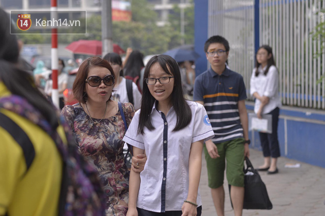 Đề khó, không làm được bài nhưng thí sinh vẫn cười tươi vì cuối cùng kỳ thi tuyển sinh vào lớp 10 đã kết thúc! - Ảnh 14.