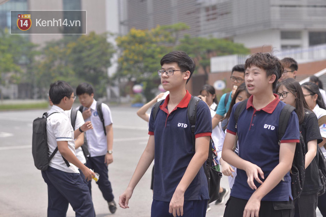 Đề khó, không làm được bài nhưng thí sinh vẫn cười tươi vì cuối cùng kỳ thi tuyển sinh vào lớp 10 đã kết thúc! - Ảnh 17.