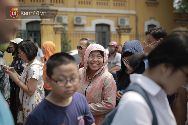 Đề khó, không làm được bài nhưng thí sinh vẫn cười tươi vì cuối cùng kỳ thi tuyển sinh vào lớp 10 đã kết thúc! - Ảnh 4.