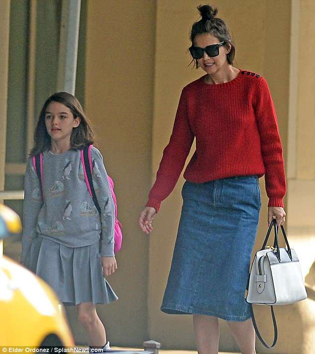 Suri Cruise lộ dáng gầy gò kém xinh, chân băng bó ra phố cùng mẹ - Ảnh 2.