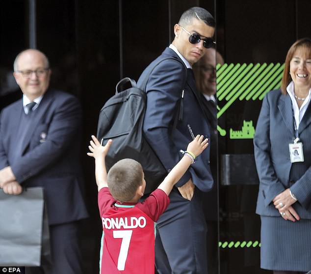Fan nhí khóc trong sung sướng, tiễn Ronaldo sang Nga dự World Cup 2018 - Ảnh 1.