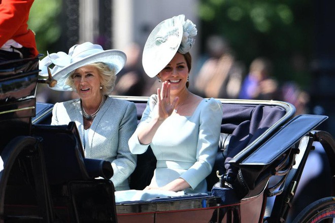 Meghan Markle lại tiếp tục phá vỡ quy tắc trang phục mà Công nương Diana và Kate Middleton chưa dám làm - Ảnh 9.
