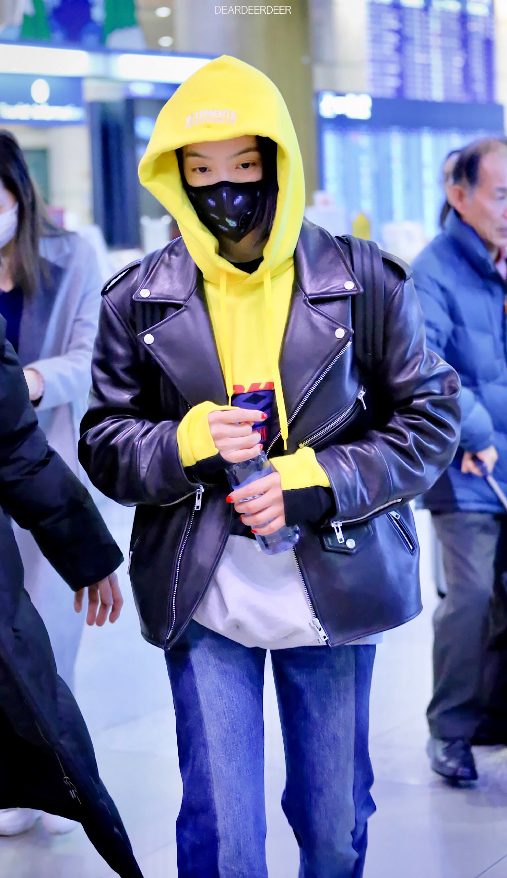 Loạt sao Hoa ngữ cùng đụng hàng áo nỉ Vetements, dự là mẫu áo này còn hot hơn cả áo DHL từng gây sốt suốt năm ngoái - Ảnh 2.