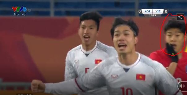 Hãy nhìn vẻ mặt kinh ngạc của cầu thủ Hàn Quốc để thấy Quang Hải ghi bàn đẹp thế nào - Ảnh 2.