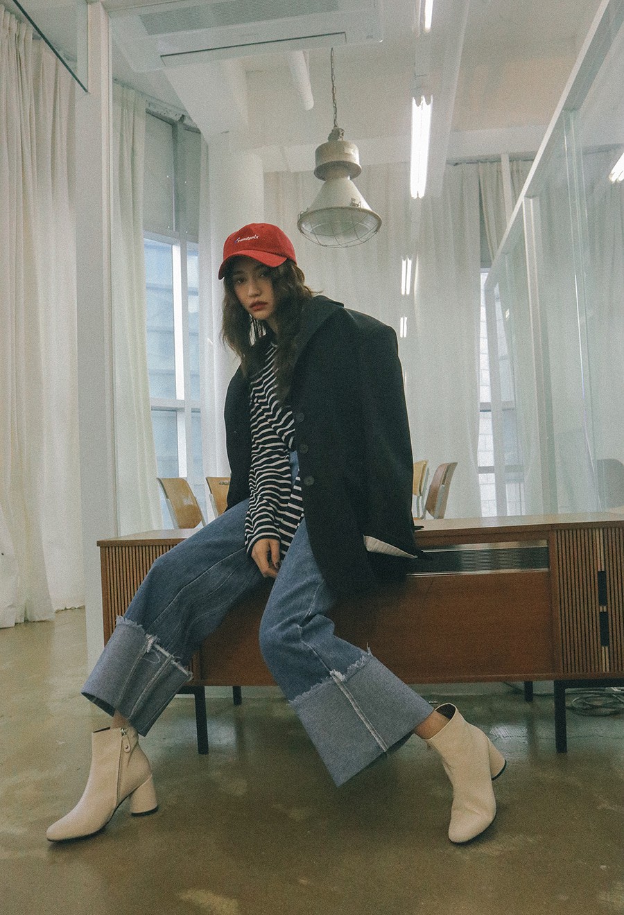 Quần jeans ống rộng gập gấu: kh&ocirc;ng phải người ta tr&oacute;t mua quần d&agrave;i rồi xắn l&ecirc;n cho ngắn đ&acirc;u, l&agrave; hot trend đấy! - Ảnh 6.