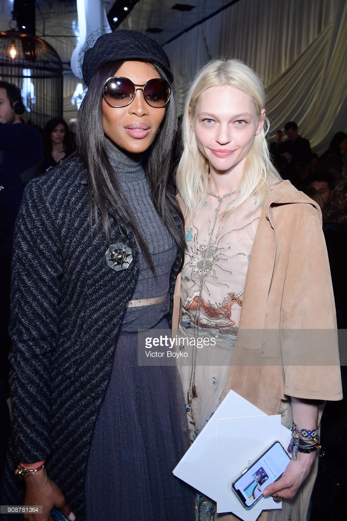 Dự show Dior, Song Hye Kyo may mà quá đẹp mới đỡ được style sến khó tả - Ảnh 7.