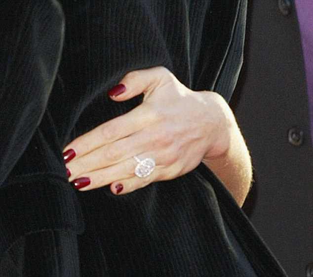 David Beckham đến nay đã trao cho Victoria 14 chiếc nhẫn đính hôn với tổng trị giá 270 tỷ - Ảnh 4.