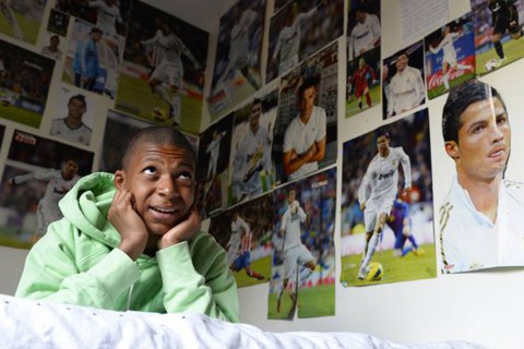 Mbappe, sao trẻ huỷ diệt Messi và Argentina, treo hình Cristiano Ronaldo đầy phòng - Ảnh 2.