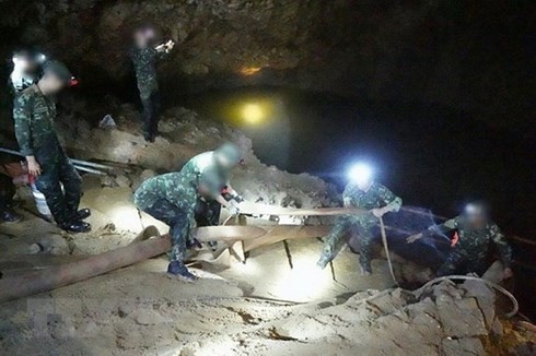 Thái Lan: Nhóm cứu hộ chỉ còn cách đội bóng mắc kẹt trong hang 2km - Ảnh 1.