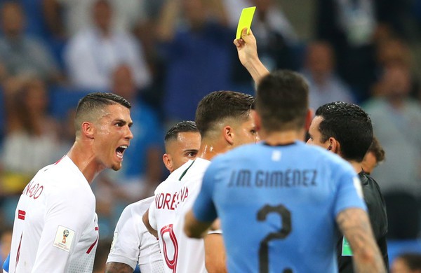 Ronaldo có hành động đẹp khi dìu Cavani chấn thương rời sân - Ảnh 7.