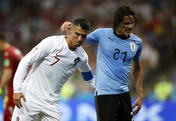 Ronaldo có hành động đẹp khi dìu Cavani chấn thương rời sân - Ảnh 2.