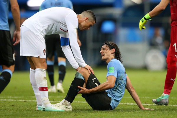 Ronaldo có hành động đẹp khi dìu Cavani chấn thương rời sân - Ảnh 1.