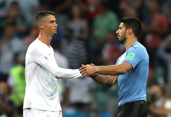 Ronaldo có hành động đẹp khi dìu Cavani chấn thương rời sân - Ảnh 8.