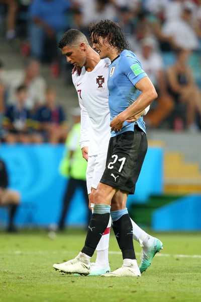 Ronaldo có hành động đẹp khi dìu Cavani chấn thương rời sân - Ảnh 4.