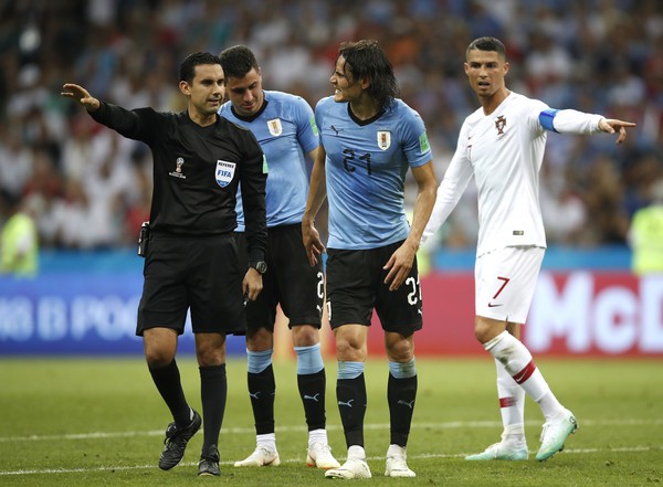 Ronaldo có hành động đẹp khi dìu Cavani chấn thương rời sân - Ảnh 5.