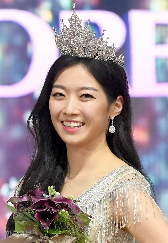 Trớ trêu các cuộc thi sắc đẹp Hàn Quốc: Hoa hậu bị “kẻ ngoài cuộc” lấn át nhan sắc ngay trong đêm đăng quang! - Ảnh 1.