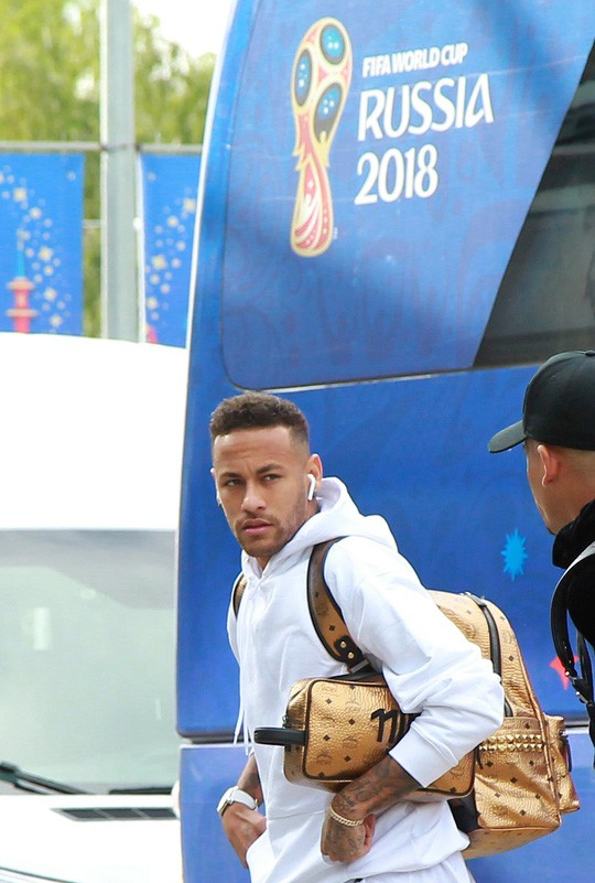 Neymar v&agrave; c&aacute;c đồng đội bị fan Brazil n&eacute;m đ&aacute; chai lọ? - Ảnh 2.