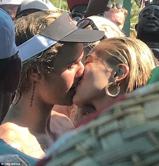Hailey Baldwin hôn Justin Bieber trong tiệc mừng đính hôn  - Ảnh 1.
