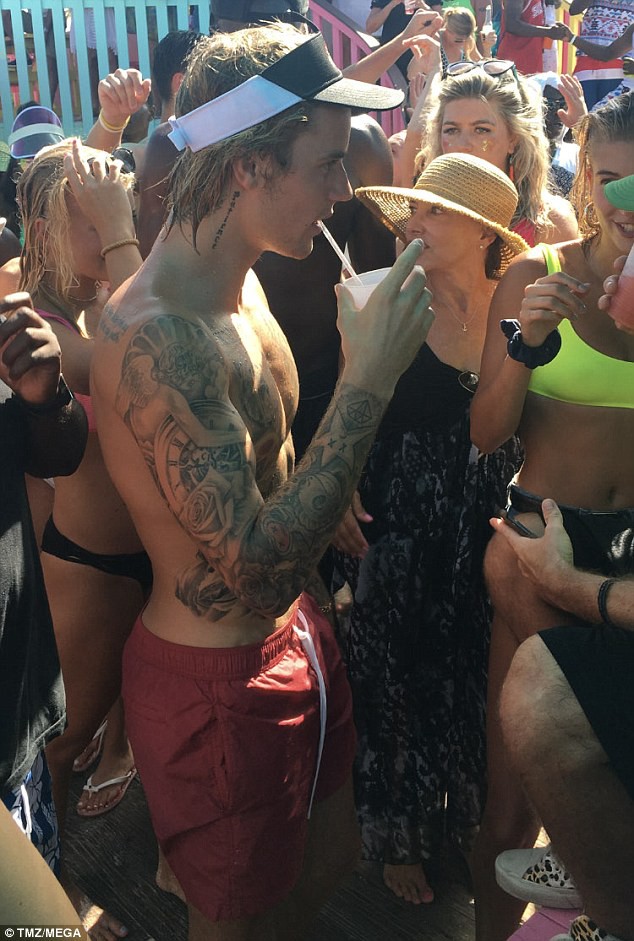 Hailey Baldwin hôn Justin Bieber trong tiệc mừng đính hôn  - Ảnh 3.