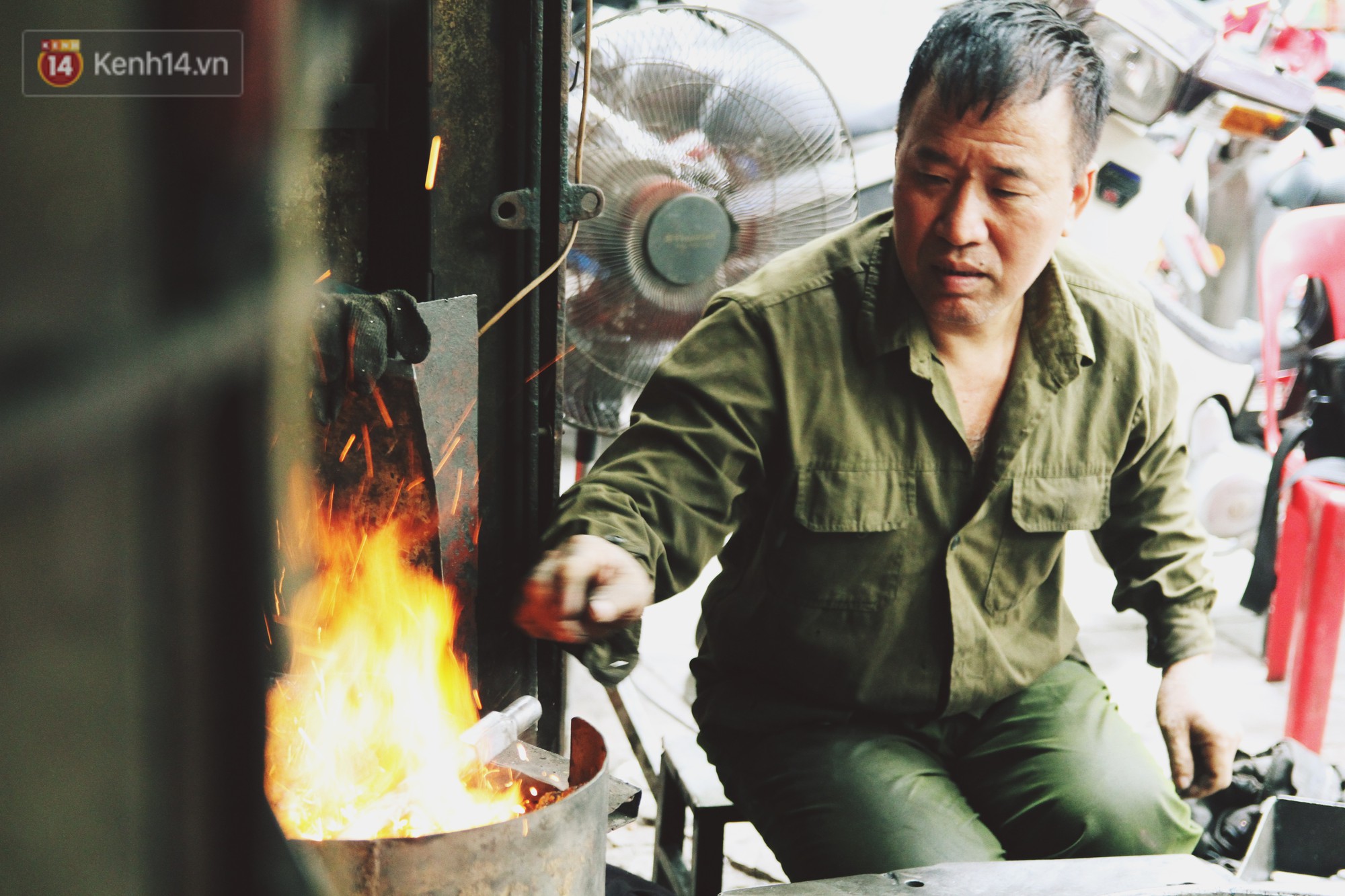 Chuyện người thợ cuối c&ugrave;ng ở phố L&ograve; R&egrave;n: Vẫn mướt mồ h&ocirc;i quai b&uacute;a đỏ lửa giữa nắng n&oacute;ng 40 độ của H&agrave; Nội - Ảnh 2.