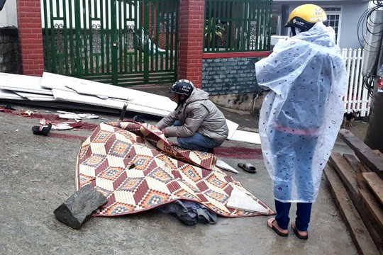 Hai người bị vật liệu x&acirc;y dựng đ&egrave; chết thương t&acirc;m - Ảnh 1.