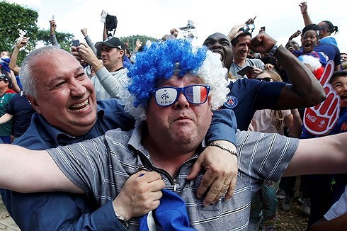 Paris thắt chặt an ninh tại fan-zone trước trận Ph&aacute;p-Bỉ - Ảnh 2.