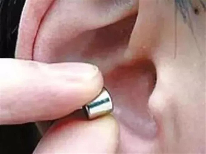 Năm nay, học sinh Trung Quốc gian lận bằng cục tẩy có màn hình, tai nghe bluetooth bé bằng hạt đậu và nhiều thứ khác nữa - Ảnh 3.