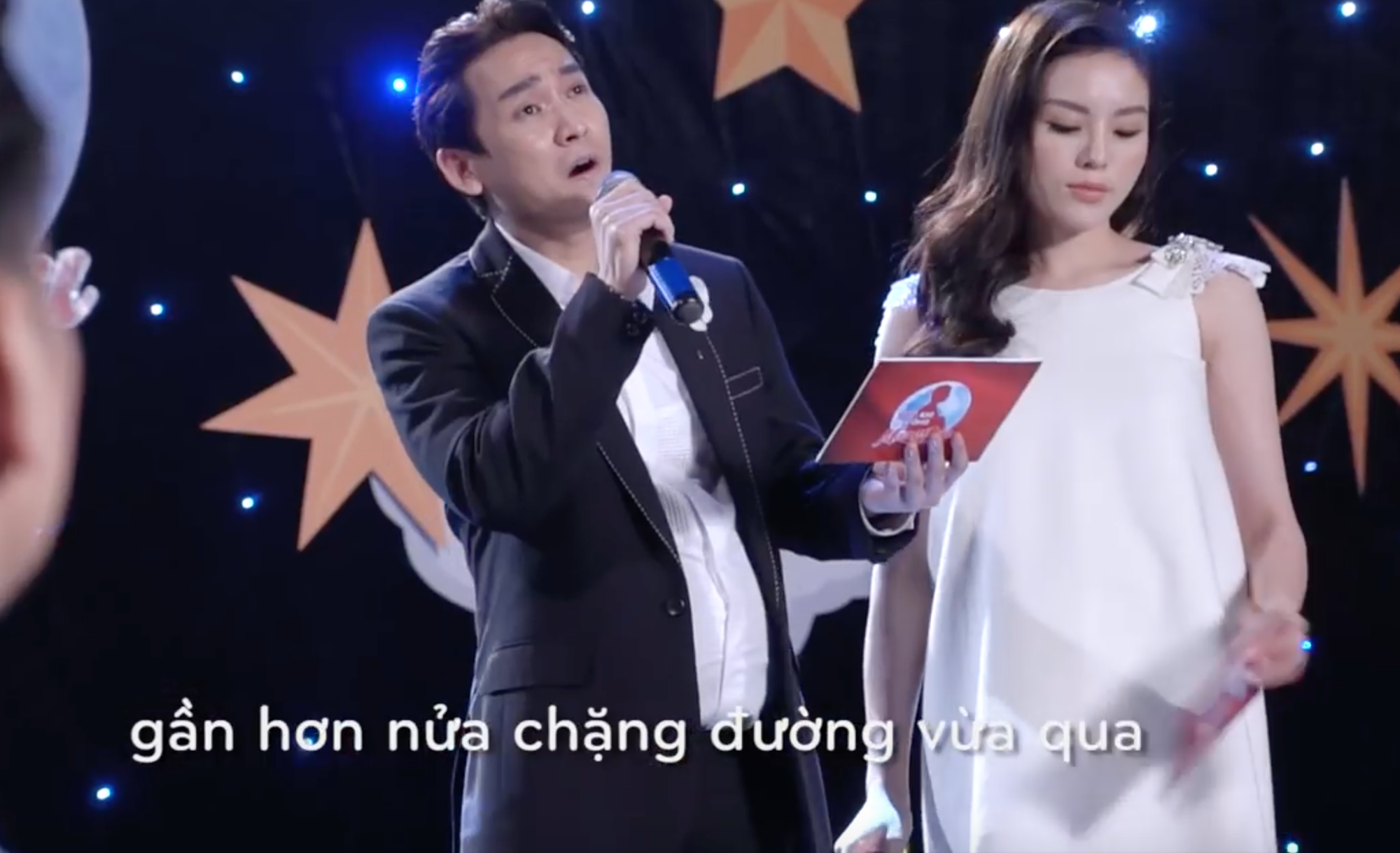 Clip: Ai cũng bật cười khi cặp đôi Trường Giang - Hương Giang khoe giọng - Ảnh 6. Clip: Ai cũng bật cười khi cặp đôi Trường Giang - Hương Giang khoe giọng - Ảnh 6.