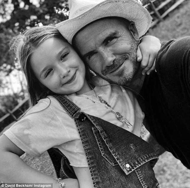 Sinh nhật 7 tuổi của Harper Beckham: Được cưỡi ngựa, thưởng thức trà và bánh kem hình kỳ lân đáng yêu - Ảnh 6.