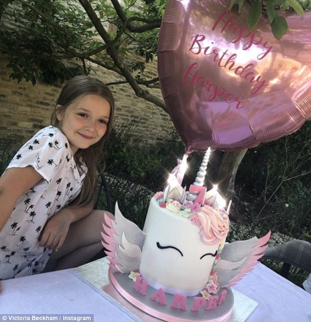 Sinh nhật 7 tuổi của Harper Beckham: Được cưỡi ngựa, thưởng thức trà và bánh kem hình kỳ lân đáng yêu - Ảnh 4.