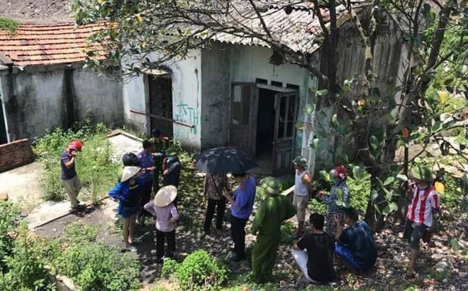 Thi thể người đàn ông đang phân huỷ trong căn nhà hoang - Ảnh 1.
