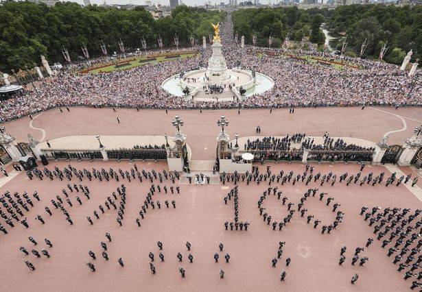 Các phi công Anh xếp chữ Its coming home khổng lồ trên bầu trời để cổ vũ đội nhà đá trận bán kết World Cup - Ảnh 6.