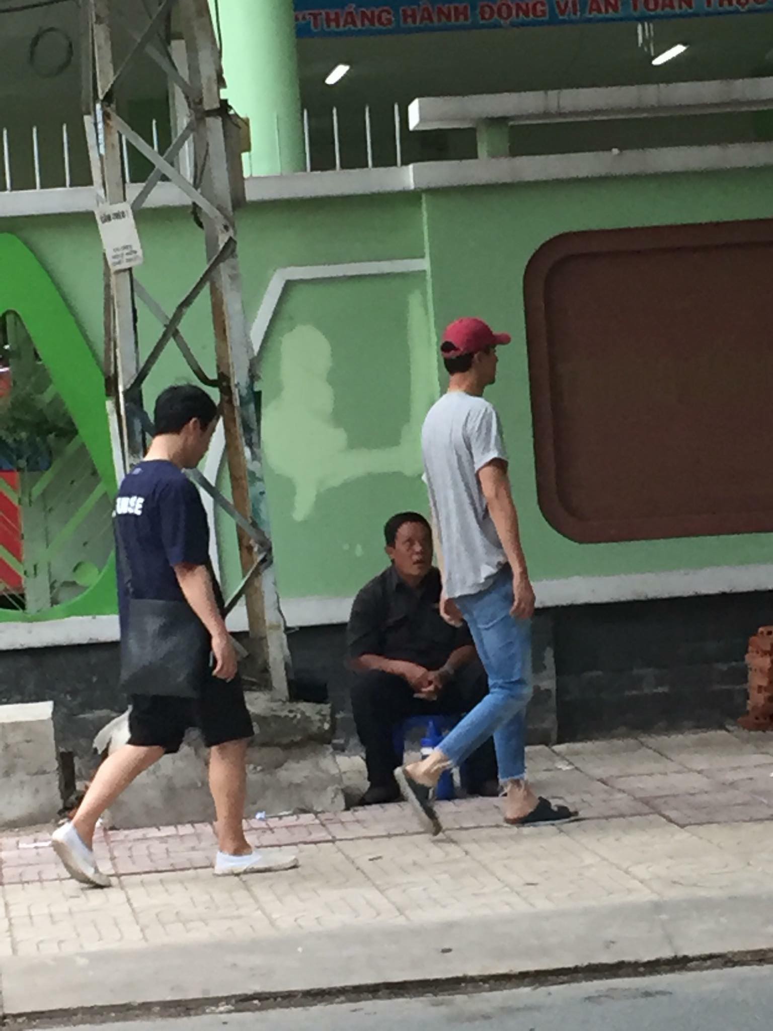 Tài tử Jo In Sung dạo phố Việt Nam: Đi dép lào, dáng đứng Bến Tre nhưng vẫn khiến fan vỡ tim vì ngoại hình - Ảnh 4.