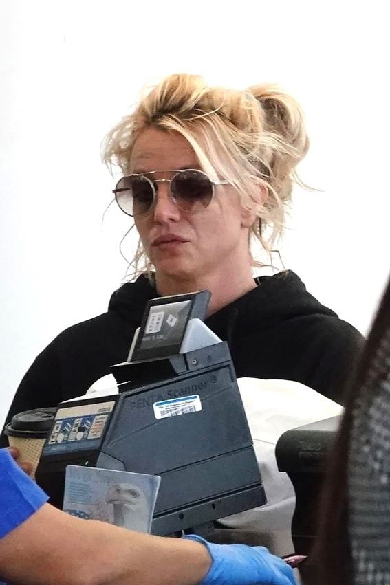 Xuề x&ograve;a hết sức ra s&acirc;n bay, Britney Spears bị netizen H&agrave;n d&igrave;m h&agrave;ng tơi tả - Ảnh 1.