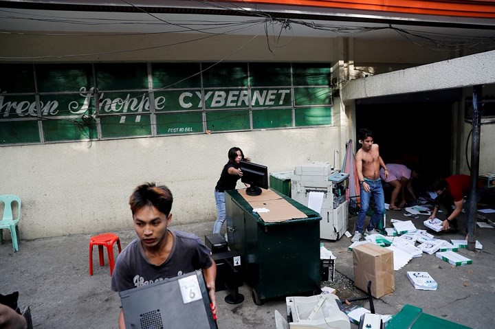 Ảnh: Cảnh tượng đau lòng trong những khu ổ chuột bị thiêu rụi ở Philippines - Ảnh 12. Ảnh: Cảnh tượng đau lòng trong những khu ổ chuột bị thiêu rụi ở Philippines - Ảnh 12.