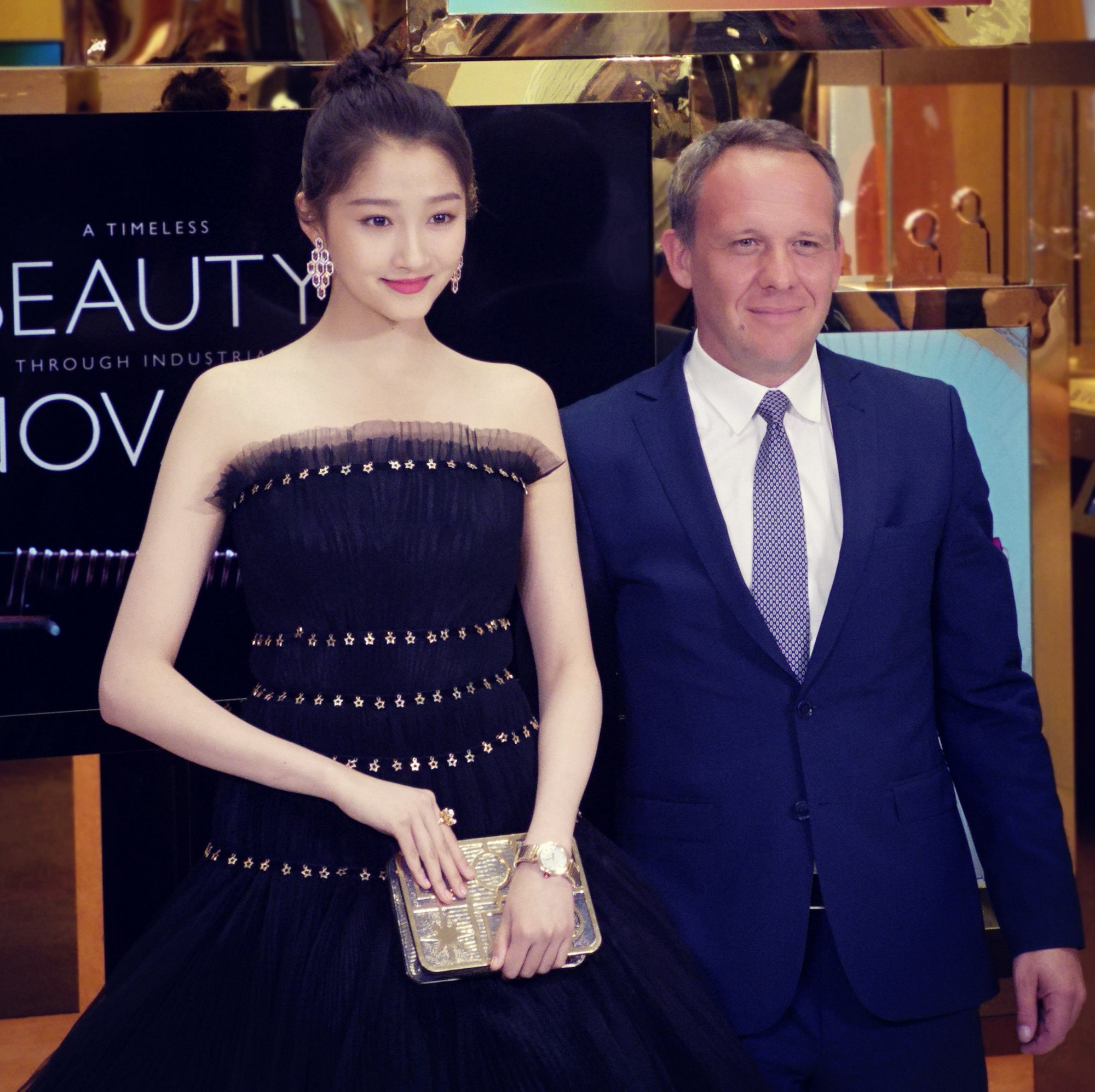 Không cần photoshop, bạn gái Luhan đẹp không tì vết bất chấp cả camera thường - Ảnh 12.